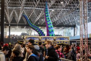 Tentacule géant violet et vert surplombant la foule de visiteurs lors du Toulouse Game Show à Toulouse